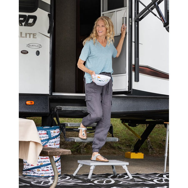 Aluminum Step Stool with Foldable Legs (MPN: 43677)