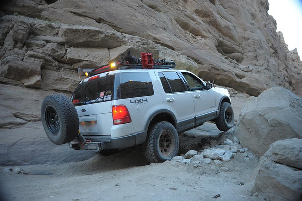 WILCO Off-Road Hitchgate Solo Tire Carrier (MPN: UHG32130)