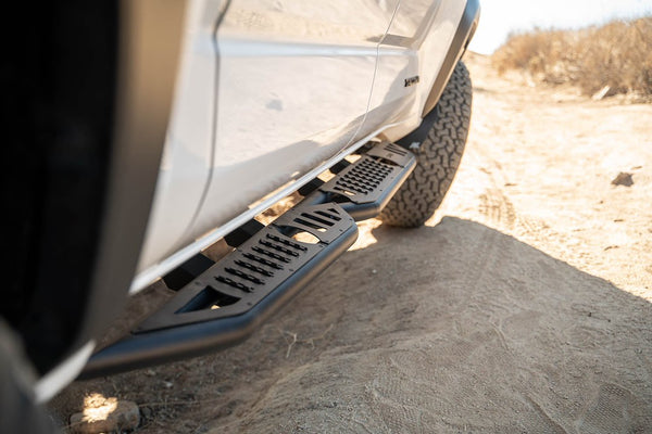 DV8 Offroad Round Tube Side Steps (MPN: SRTT1-03)